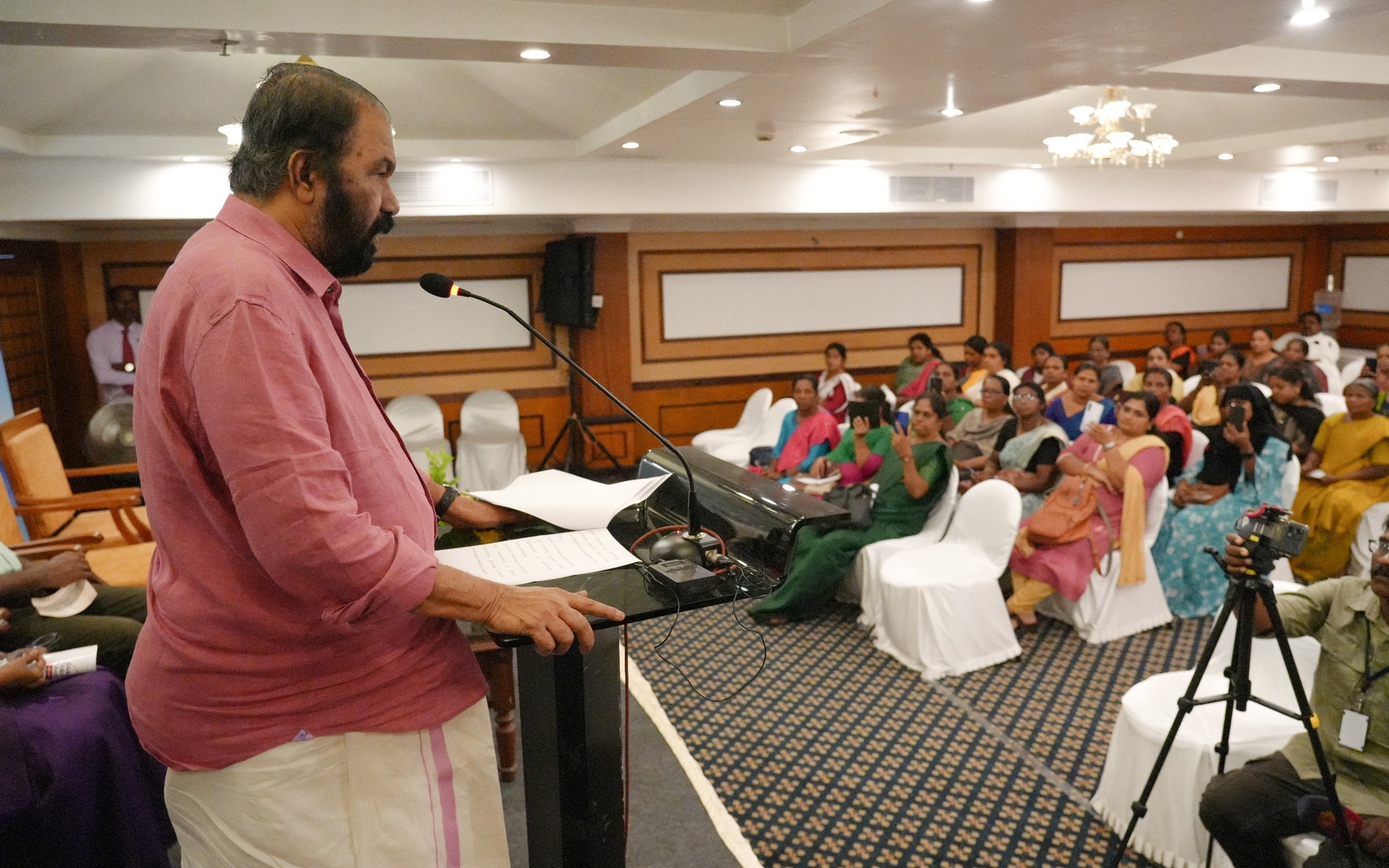 The government is considering appointing a committee to study the basic issues of school cooking workers.